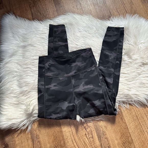 ATHLETA Ultimate 7/8 Leggings In Black Camouflage - Picture 2 of 5